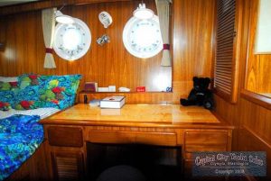 DD382 interior cabin aft desk